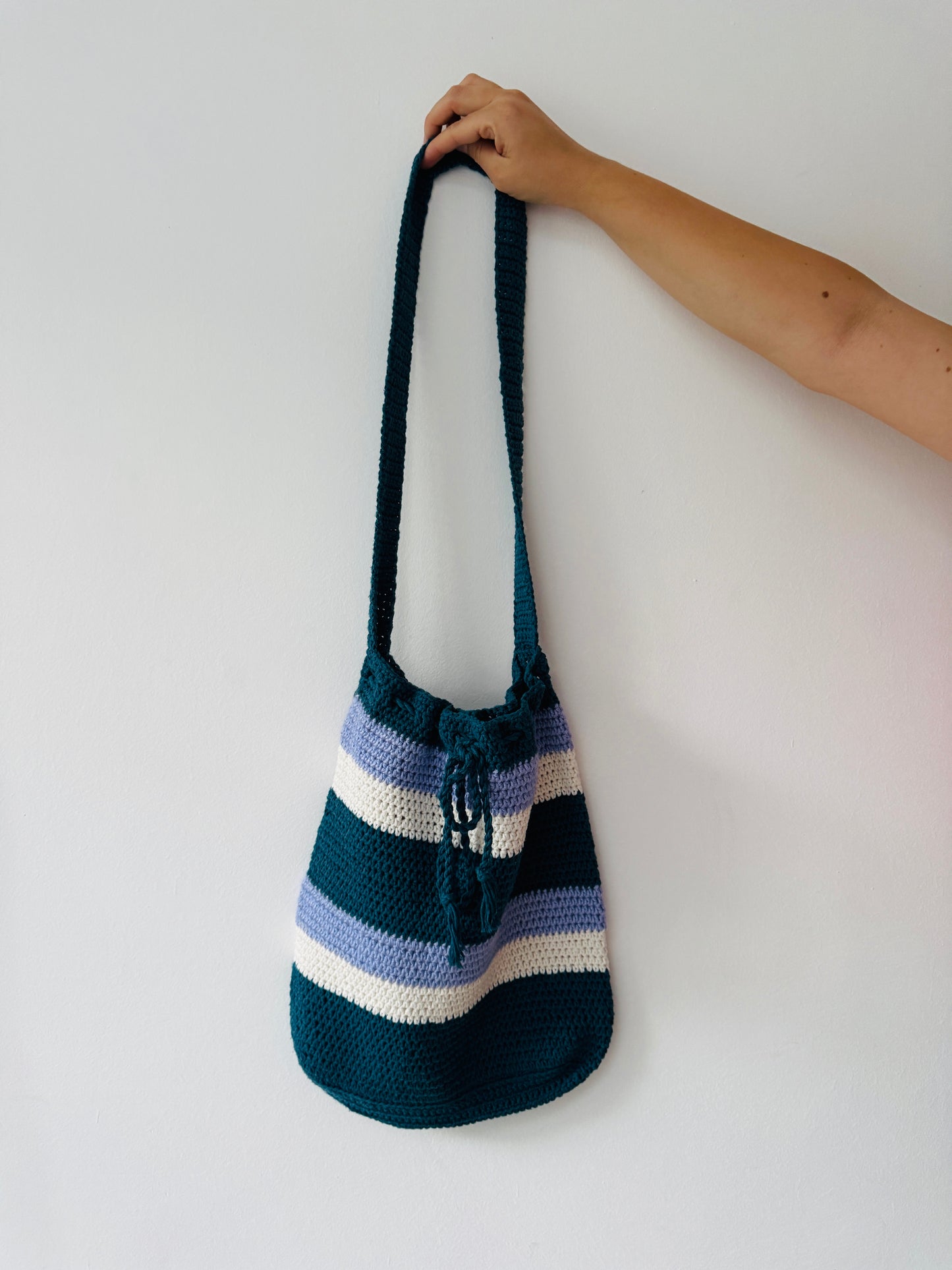 Bolso combinado off white, azul y lila